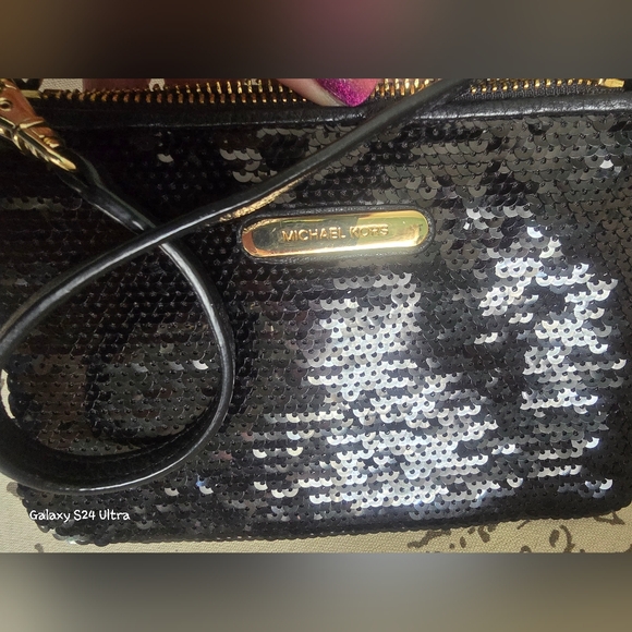MICHAEL Michael KORS Sequined & Leather Wristlet EUC 7.5"×4" - Picture 3 of 12